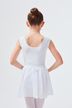 Ein junges Mädchen in einem weißen Ballett-Outfit steht mit abgewandtem Blick und den Händen in den Hüften. 2