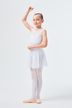Junges Mädchen in einem weißen Ballett-Outfit posiert in einer Ballettposition. 3