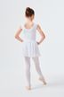 Ein junges Mädchen in einem weißen Ballett-Outfit steht in einer Tanzpose mit dem Rücken zur Kamera. 4