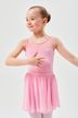 Ein junges Mädchen in einem rosa Ballett-Outfit steht mit einem erhobenen Arm und dem anderen über dem Körper und posiert. 1