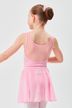 Ein junges Mädchen in einem rosa Ballett-Outfit steht mit dem Rücken zur Kamera 2