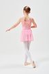 Junges Mädchen in einem rosa Ballett-Outfit und weißen Strumpfhosen posiert in einer Balletthaltung 3