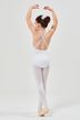 Ein junges Mädchen in einem weißen Ballettbody 4