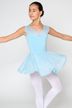 Eine junge Balletttänzerin in einem hellblauen Ballett Trikot und Tutu posiert mit ausgestreckten Armen. 1