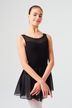 Eine junge Frau in einem schwarzen ärmellosen Ballettkleid steht mit verschränkten Händen und blickt nach vorne. 1
