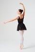 Eine Ballerina in einem schwarzen Ballett Trikot und Rock führt eine Ballettpose auf Spitze aus. 4