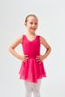 Ein junges Mädchen in einem rosa Ballett Trikot und Rock steht mit den Händen in den Hüften. 1