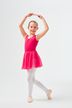 Junges Mädchen in einem rosa Ballett Trikot und Rock posiert in einer Ballettposition. 3