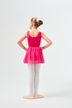 Ein junges Mädchen in einem rosa Ballett-Outfit und weißen Strumpfhosen steht mit den Händen in den Hüften und blickt von der Kamera weg. 4