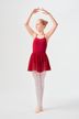 Junge Balletttänzerin in einem roten Ballett Trikot und Tutu posiert in erster Position. 3