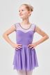 Junges Mädchen in einem lila Ballettkleid posiert mit den Händen in den Hüften. 1
