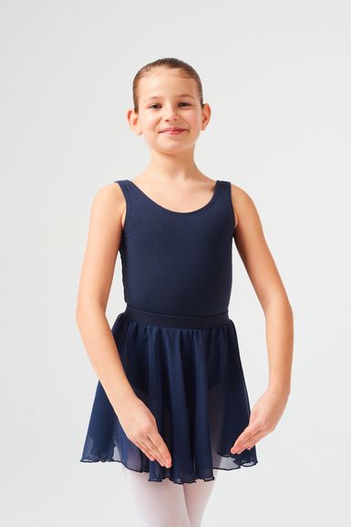 Ein junges Mädchen in einem marineblauen Ballett Trikot und Rock steht in einer Ballettpose.