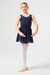 Junges Mädchen in einem marineblauen Ballett Trikot und Rock posiert in Ballettposition 3
