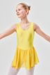 Ein junges Mädchen in einem gelben Ballettkleid posiert mit ausgestreckten Armen. 1