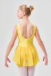 Ein Mädchen in einem gelben Ballettkleid mit Duttfrisur steht mit abgewandtem Gesicht da 2