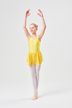 Junges Mädchen in einem gelben Ballett Trikot und Rock posiert in einer Ballettposition. 3
