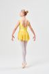 Junge Balletttänzerin in gelbem Ballett Trikot und weißen Strumpfhosen steht in Ballettpose mit dem Rücken zur Kamera. 4