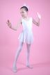 Junges Mädchen in einem weißen Ballett-Outfit posiert anmutig vor einem rosa Hintergrund mit erhobenen Armen und geschlossenen Augen. 1