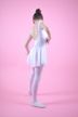 Eine junge Ballerina in einem weißen Kostüm posiert vor einem rosa Hintergrund und blickt von der Kamera weg. 5