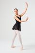 Eine Frau in einem schwarzen Ballett Trikot und weißen Strumpfhosen posiert in einer Balletthaltung. 3