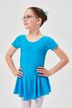 Ein junges Mädchen in blauem Ballettkleid steht mit den Händen in den Hüften und blickt leicht zur Seite. 1