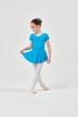 Junges Mädchen in einem blauen Ballett-Outfit und weißen Strumpfhosen posiert in einer Tanzposition. 3