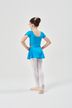 Ein junges Mädchen in einem blauen Ballett Trikot und weißen Strumpfhosen steht in Ballettposition und blickt von der Kamera weg auf einem schlichten Hintergrund. 4