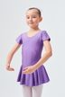 Junges Mädchen in einem lila Ballett Trikot und Tutu posiert in einer Ballettposition. 1