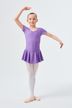 Ein junges Mädchen in einem lavendelfarbenen Ballett Trikot und weißen Strumpfhosen posiert in einer Ballettposition. 3