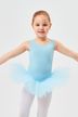 Ein junges Mädchen in einem hellblauen Ballett Trikot und Tutu steht mit ausgestreckten Armen vor einem weißen Hintergrund und blickt in die Kamera. 1