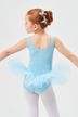 Junges Mädchen in blauem Ballettanzug und Tutu mit hochgestecktem Haar 2