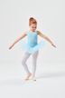 Ein junges Mädchen in einem blauen Ballett Trikot und Tutu übt eine Ballettpose. 3