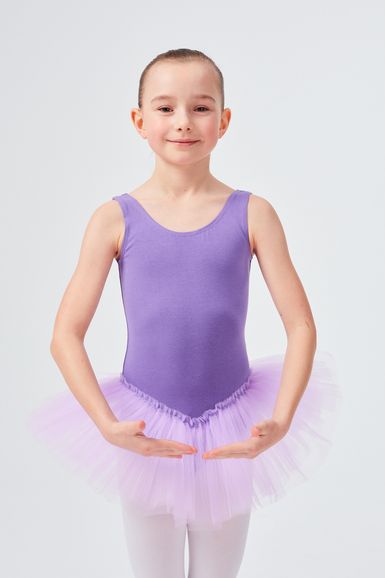 Ein junges Mädchen in einem lila Ballett Trikot und Tutu steht in einer Ballettpose.
