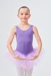 Ein junges Mädchen in einem lila Ballett Trikot und Tutu steht in einer Ballettpose. 1