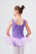 Ein junges Mädchen in einem lila Ballett Trikot und Tutu steht mit dem Rücken zur Kamera 2