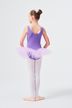 Junges Mädchen in einem lavendelfarbenen Ballett Trikot und Tutu steht in Ballettposition 4