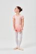 Ein junges Mädchen in einem rosa Ballett-Outfit steht in erster Position und blickt zur Seite. 3
