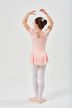 Ein junges Mädchen in einem rosa Ballettbody und weißen Strumpfhosen posiert in einer Ballettposition. 4
