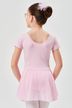 Junges Mädchen mit braunem Haar im Dutt und rosa Ballett-Outfit 2