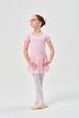 Ein junges Mädchen in einem rosa Ballett-Outfit 3