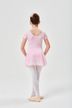 Eine junge Ballettschülerin in einem rosa Ballett Trikot und Rock steht mit dem Gesicht nach außen 4