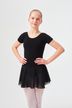 Junge Balletttänzerin in schwarzem Ballett Trikot und Rock 1
