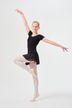 Junge Balletttänzerin in schwarzem Ballett Trikot und weißen Strumpfhosen posiert auf einem Bein mit erhobenen Armen. 4
