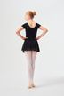 Eine Balletttänzerin in einem schwarzen Ballett Trikot und Rock steht in Ballettposition mit dem Rücken zur Kamera. 3