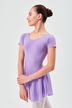 Ein junges Mädchen in einem lavendelfarbenen Ballettkleid steht mit verschränkten Armen und blickt zur Seite. 1
