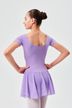 Eine junge Person in einem lila Ballettkleid steht mit den Händen in den Hüften und blickt von der Kamera weg. 2
