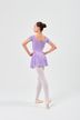 Eine Balletttänzerin in einem lavendelfarbenen Ballett Trikot und weißen Strumpfhosen posiert auf einem Bein. 4