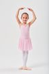 Junges Mädchen in einem rosa Ballett-Outfit posiert mit erhobenen Armen in einer Ballettposition. 3