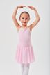 Junges Mädchen in einem hellrosa Ballett-Outfit steht mit erhobenen Armen in einer Ballettpose. 1