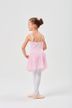 Ein junges Mädchen in einem rosa Ballett-Outfit und weißen Strumpfhosen steht in einer Ballettpose und blickt von der Kamera weg. 2